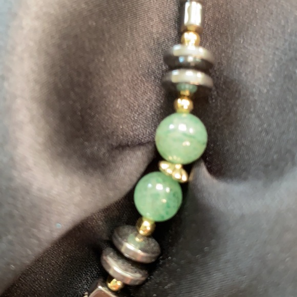 Vintage hematite necklace with green beads - Picture 5 of 5